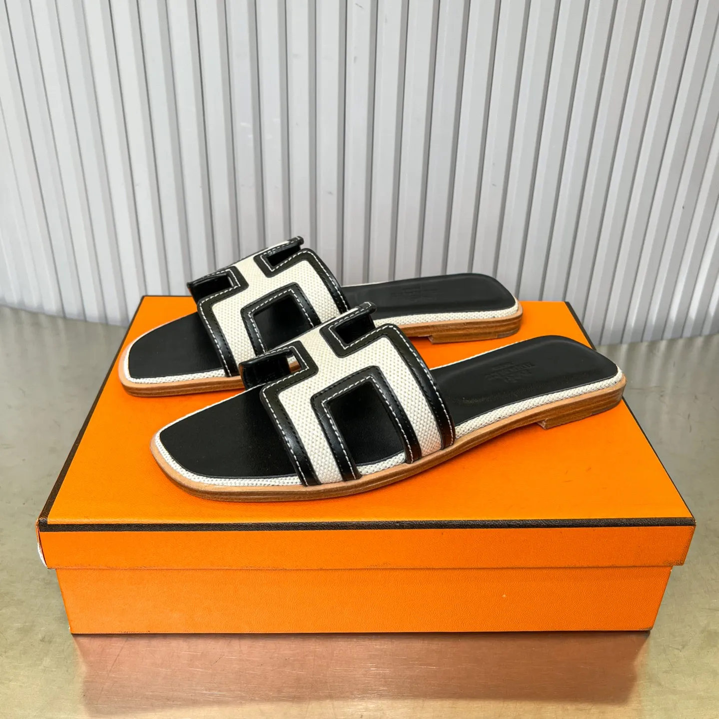 👟👟Ex-factory price 480👟👟 New style in early spring, splicing technology, new revision (Hermès), upgraded packaging, upgraded version and workmanship materials. Hermes®🔴The highest version of handmade shoes on the market ✨✨ Top product Hermès slippers🐎 —————————— The new model in early spring is the same as the original version, handmade by masters! ❥High-end customization, exclusive products, the highest version in the industry⚠❥Using: Hermers upper: Italian imported cowhide + original custom-grade Australian sheepskin feet + genuine leather outsole (pursuing top walking comfort) ✨~~〰〰〰〰❥ Packaging: ✔🚦Pay attention to the packaging➰Top-level exclusive box 〰The original top quality is on sale━━━━Hermes━━━━━ size: 35-40 (34.41.42 custom-made, non-refundable)